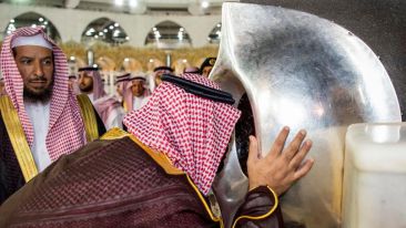 Tips Mudah Mencium Hajar Aswad Meraih Kemuliaan di Tanah Suci - Grand Darusalam Jakarta salma tour